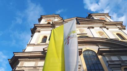 Bild: pz
Trauerflor tragen die weiß-gelben Flaggen mit dem Papstwappen vor der Päpstlichen Basilika in Waldsassen.