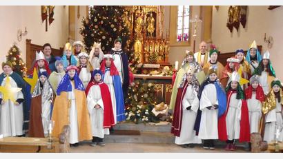 Bild: u
Die Sternsinger sind bis zum Dreikönigstag im Hirschauer Stadtgebiet, in Weiher und in Krickelsdorf von Haus zu Haus unterwegs. Gemeindereferentin Barbara Schlosser hat sie auf ihre Aufgabe vorbereitet, bevor sie von Stadtpfarrer Johann Hofmann ausgesandt wurden.