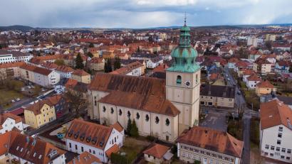 Luftbild: Noah Schott/exb
Die Dreifaltigkeitskirche ist die einzige Kirche in Amberg, die nicht nur einer Pfarrei, sondern einem ganzen Stadtviertel einen Namen gegeben hat.