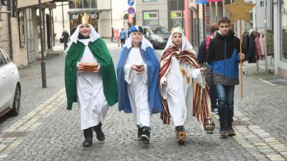 Bild: Gabi Schönberger
Quirin (12), Jonas (11), David (10) und Konstantin (12, von links) gehen in der Weidener Innenstadt von Tür zu Tür.