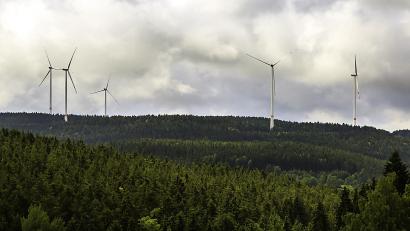 Bild: Hösamer
Nahe des Pfreimder Stadtteils Pamsendorf drehen sich fünf Windräder. Mit dem weiteren Ausbau der Windkraft im Landkreis ging es 2022 kaum voran.