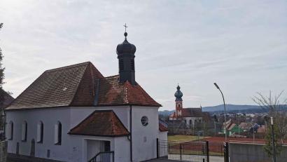 Bild: gz
Die Friedhofskapelle mit Blick auf die Pfarrkirche.