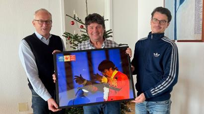 Bild: mma
Bürgermeister Bernhard Lindner überreicht Säm Kraus (von links) sein Portrait als "Mozart" beim 900samma-Spektakel. Festspielleiter Jürgen Huber freut sich mit.