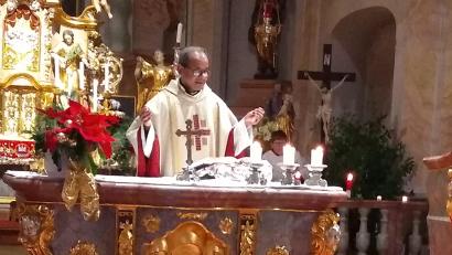Bild: Wolfgang Plonner/exb
Pfarrer George Parankimalil, am Altar der Pfarrkirche St. Laurentius Bad Neualbenreuth, beim Dankgottesdienst zu seinem 30. Priesterjubiläum.