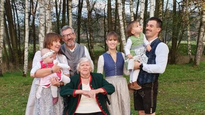 Bild: Roswitha Winter-Weiß
Körperlich etwas eingeschränkt, aber geistig top fit feierte Elisabeth Prem im Kreise ihrer Familie an Neujahr ihren 90. Geburtstag.