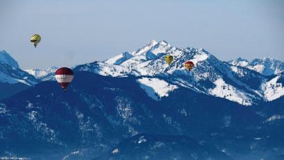 Bild: Andreas Drouve/dpa
Ein Wintertraum: Aussicht auf die Berggipfel aus dem Ballonkorb.