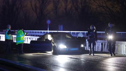 Bild: 5VISION.NEWS /dpa
Einsatzkräfte begutachten ein Auto, das nach einem Unfall auf der A643 bei Mainz steht. Es handelt sich dabei um das mutmaßliche Fluchtauto, mit dem Unbekannte nach einer Geldautomatensprengung in Hofheim-Diedenbergen (Hessen) entkommen waren. Sie waren zunächst weiter flüchtig.