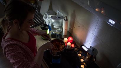 Symbolbild: Christin Klose / dpa
Bei einem Stromausfall muss man beim Kochen improvisieren. Dabei kann ein Campingkocher helfen.