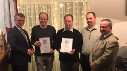 Bild: Michael Wiendl/exb
Martin Birner, Josef Wiendl und Christian Läpple freuen sich mit Markus Leschinski und Manfred Grund (Zweiter und Dritter von links), die für langjährige Betriebszugehörigkeit ausgezeichnet wurden.