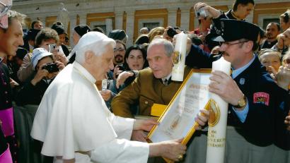 Archivbild: Josef Andree/exb
Ein großer Tag für den Schwandorfer Josefi-Verein: Am 29. März 2006 überreichen Josef Andree (Mitte) und Josef Heisler (rechts) anlässlich einer Generalaudienz auf dem Petersplatz im Vatikan an Papst Benedikt XVI. die Urkunde über die Ehrenmitgliedschaft in dem Traditionsverein.