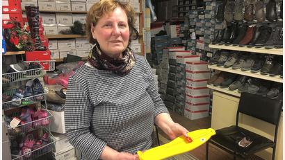 Bild: wro
Das Fußmessgerät aus Kunststoff wurde schon für viele große und kleine Füße genutzt, um die richtige Schuhgröße zu ermitteln. Elisabeth Bernreuther (Bild) benutzt das gute Stück heute noch.