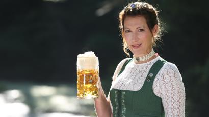 Bild: Bayerischer Brauerbund/exb
Bierkönigin Sarah Jäger aus Schwandorf amtiert seit Mai 2021. Wegen Corona wurde im Folgejahr keine neue Bierkönigin gewählt, Sarah Jäger durfte also ein Jahr länger im Ehrenamt bleiben. Ihre Zeit als Repräsentation des Bayerischen Brauerbundes und des bayerischen Biers endet daher erst im Mai 2023.