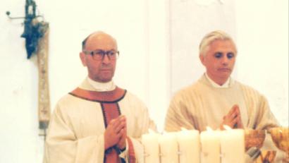 Bild: exb/Luft
Gemeinsam feierten Bischöflich Geistlicher Rat Michael Müllner aus Vohenstrauß (links) und Joseph Ratzinger, wenig später zum Erzbischof von München und Freising ernannt und später Papst Benedikt XVI., goldenes und silbernes Priesterjubiläum in Traunstein.