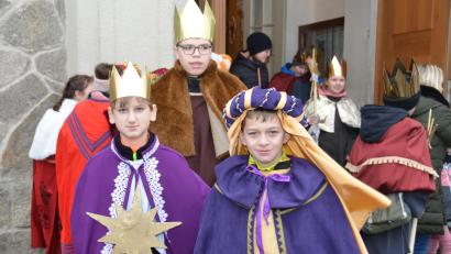 Bild: dob
In prächtige Kleider gewandet und mit Kronen auf den Häuptern zogen die Sternsinger am Mittwochfrüh in die Straßen der Stadt hinaus, um den Bewohnern den Segen zu bringen.