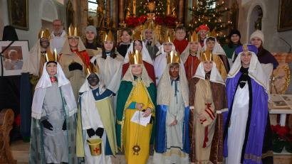 Bild: jr
Pfarrseelsorger Pater Benedikt Leitmayr (hintere Reihe links) sendete am Mittwochvormittag 20 Sternsinger in der Pfarrei St. Laurentius in Konnersreuth aus.