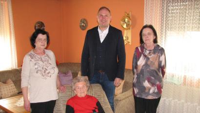 Bild: knh
Die Nichten Anita Zanner (links) und Monika Deichmann (rechts) sowie Bürgermeister Richard Kammerer waren die ersten Gratulanten bei Jubilarin Maria Pöhnl (sitzend).
