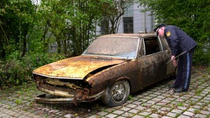 Archivbild: rw
Polizeihauptkommissar Tobias Wirth (PI VOH) schaut sich den Audi 100 Coupé S an, der aus dem Pfreimdstausee in Tännesberg gezogen wurde.