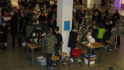 Archivbild: adj
Der Weihnachtsmarkt des Gymnasium Neustadt/WN brachte einen sehr guten Erlös.