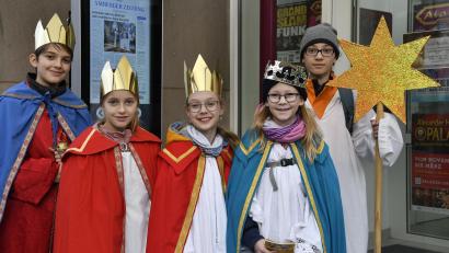 Bild: Petra Hartl
Die Sternsinger, hier in Amberg, sind deutlich als solche erkennbar, auch ohne schwarze Farbe im Gesicht.