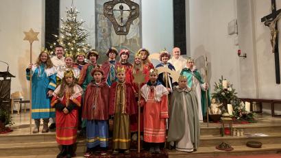 Bild: gis
Aussendung der Sternsinger aus Fichtelberg und Mehlmeisel mit Pfarrer Ferdinand Weinberger (hinten, links) und Diakon Franz Lautenbacher (hinten, rechts).