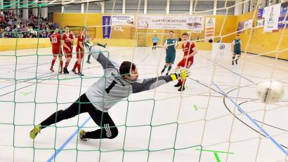 Bild: Hubert Ziegler
Auch die SpVgg Pfreimd (rote Trikots) ist beim Futsal-Vorrundenturnier in Pfreimd dabei.