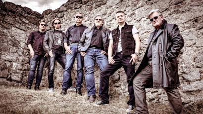 Bild: Foto Mensch
Der Waidhauser Stefan Dierl erweckt mit Hermann Birner, Martin Hammerl, Rainer Dötsch, Nick Baumer und Wolfgang Kunz (von rechts) den grandiosen Rock der 70er und 80er Jahre auf geniale Weise wieder.