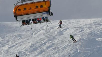 Symbolbild: Angelika Warmuth/dpa
Zwei 17 Jahre alte Jugendliche sind in Österreich beim Skifahren von der Piste abgekommen und gestorben.