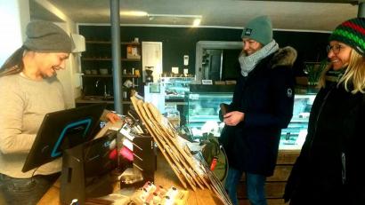 Bild: tk
Mandy Meißner Jensen (links) bedient ihre Gäste im Speiselokal Autentico am Roßmarkt noch bis einschließlich 31. Dezember. Dann ist nach fast fünf Jahren Schluss.