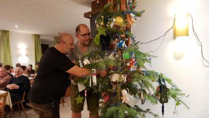 Bild: gi
Mario Hochholzer und Marco Kühn (von rechts) haben bei der Christbaum-Versteigerung in Moosbach alles bestens im Griff.
