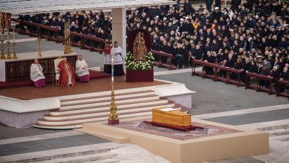 Bild: Michael Kappeler/dpa
Papst Franziskus sitzt hinter dem Sarg des verstorbenen emeritierten Papstes Benedikt XVI. während der öffentlichen Trauermesse für den emeritierten Papst Benedikt XVI. auf dem Petersplatz.