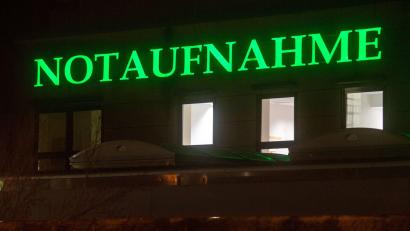 Bild: Stefan Sauer/dpa/Symbolbild
Der Schriftzug "Notaufnahme" hängt in leuchtendem Grün an einem Krankenhaus.