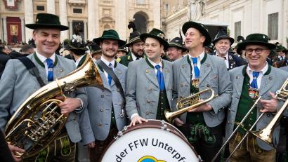 Bild: Sven Hoppe/dpa
Musiker aus Unterpfaffenhofen (Bayern) nehmen an der öffentlichen Trauermesse für den emeritierten Papst Benedikt XVI. auf dem Petersplatz teil .