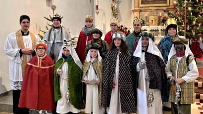 Bild: cro
Mit Gottes Segen werden die zwölf Sternsinger von Pfarrer Georg Gierl für die diesjährige Sternsingeraktion ausgesendet.