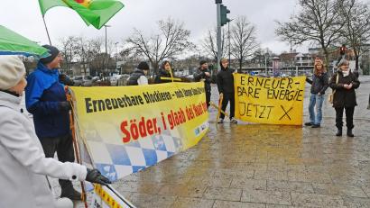 Bild: Gabi Schönberger
Keine Verlängerung der Laufzeiten von Atomkraftwerken fordern Demonstranten vor der Max-Reger-Halle.