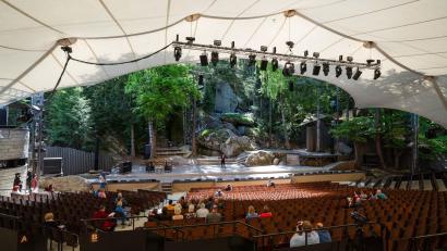 Bild: Nicolas Armer/dpa
Bei einer Pressekonferenz zur neuen Spielzeit der Luisenburg-Festspiele scheint die Sonne auf die Freiluftbühne.