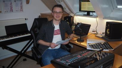 Bild: bl
Im seinem Mini-Tonstudio in Pfreimd arbeitet Dominik Pflaum an einem Pop-Musical über den Apostel Paulus. Inzwischen steht das Konzept, Uraufführung ist am 13. Mai.