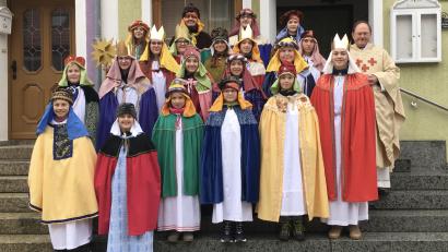 Bild: Claudia Hösl/exb
Am Dreikönigstag brachten die Sternsinger im Gebiet der Pfarrei Waldeck Gottes Segen zu den Menschen.