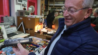 Bild: Kunz
Der ehemalige Bäckermeister Alois Meier freut sich über einen Schnäppchenkauf.