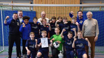 Bild: Stephan Huber
Die Siegermannschaft bei den D-Junioren heißt SV Raigering. OB Michael Cerny (hinten Zweiter von links) und Norbert Fischer, der Vorsitzende des Stadtverbandes für Sport (rechts), gratulierten.
