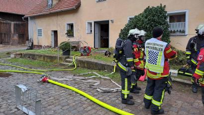 Bild: Alexander Graf/exb
45 Einsatzkräfte wurden am Freitag bei Ursensollen zu einem Küchenbrand gerufen. Die Feuerwehren aus Ursensollen, Hohenkemnath und Garsdorf hatten die Lage schnell unter Kontrolle.