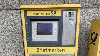 Bild: Matthias Bäumler/fph
Der letzte Briefmarkenautomat in Marktredwitz. Geht er kaputt, wird er nicht repariert, sondern abgebaut.