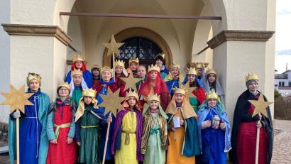 Bild: dlu
Die Sternsinger der Pfarrei Neukirchen / Etzelwang segneten und sangen sich erfolgreich durch die Gemeinde.