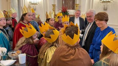 Bild: Christian Kalis/exb
Zu Gast bei Bundespräsident Frank-Walter Steinmeier und seiner Frau Elke Büdenbender: Die Sternsinger hatten etliche Fragen. Begleitet wurde die Gruppe von Pfarrer Christian Kalis.