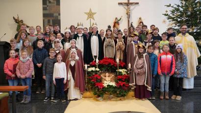 Bild:  Regina Probst/exb
Die Sternsinger haben in Poppenricht über 8500 Euro an Spenden für das Kindermissionswerk gesammelt.