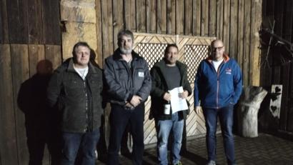 Bild: bk
Sie hatten das beste Blatt: Norbert Pausch, Dieter Eckert, Günther Adam (von links). Bastian Siebert (Zweiter. von rechts) war Glückspilz bei der Verlosung .