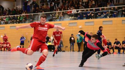 Bild: ham
Bastian Lobinger (links, Pfreimd) bezwingt im Endspiel der Futsal-Vorrunde in Schwarzenfeld den Torwart von Eintracht Schwandorf zum 3:0.