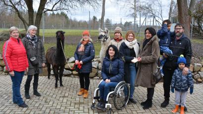 Bild: jr
Bei der Spendenübergabe waren (von links) Irmgard Zintl, Monika Hofmann (Diakonie Hochfranken), Rita Härtl, Doris Scharnagl-Lindinger, Jutta Fischer mit ihren Lamas „Zambesi“ und „Richard“, Janina Köppl, FU-Ortsvorsitzende Alexandra Weiß sowie Rüdiger Eck mit seinen Kindern Elias und Joel dabei.
