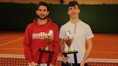 Bild: kro
Klarer "Dominator" des 36. Dreikönigsturniers war der 28-jährige Pole Pawel Cias (links). Das Finale gewann Cias gegen den erst 18-jährigen Erik Schießl mit 6;4, 6;3.