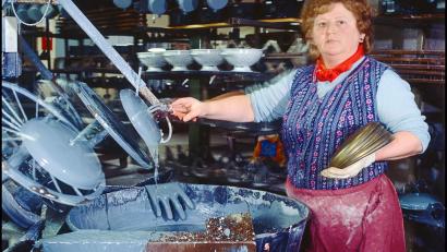 Bild: Gerd Dollhopf
Diese Arbeiterin an einer Abtropfmaschine hat Dollhopf 1985 bei der Firma Baumann fotografiert.