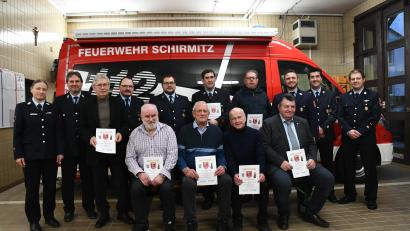 Bild: hcz
Die Geehrten der Feuerwehr Schirmitz mit der Feuerwehr-Führung und den Ehrengästen.